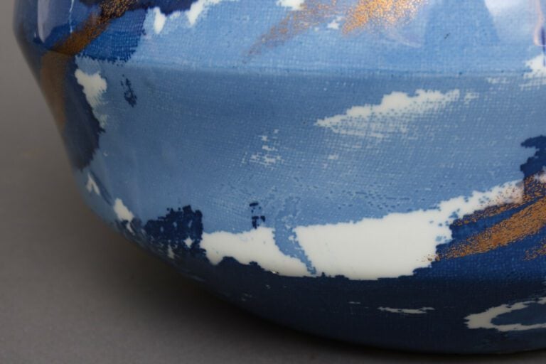 Grand vase globuleux en porcelaine de forme géométrique. Le vase a un motif de…