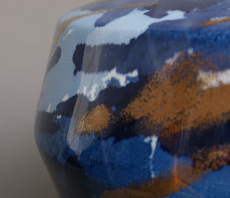 Grand vase globuleux en porcelaine de forme géométrique. Le vase a un motif de…
