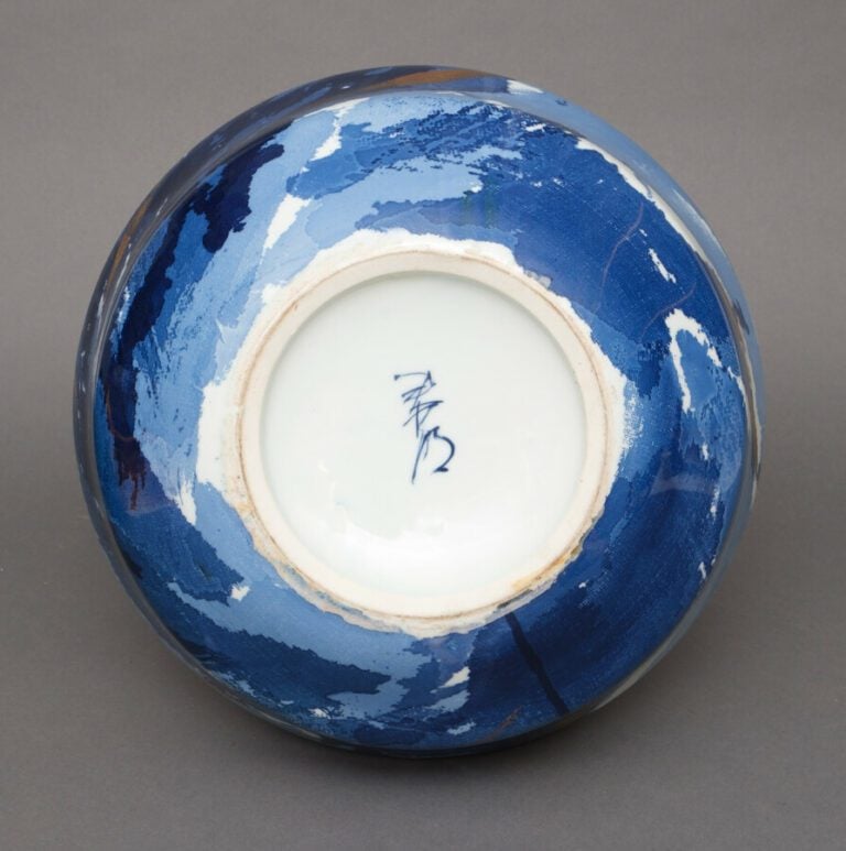 Grand vase globuleux en porcelaine de forme géométrique. Le vase a un motif de…