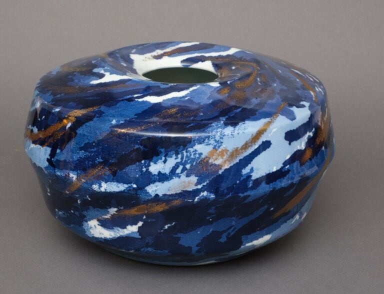 Grand vase globuleux en porcelaine de forme géométrique. Le vase a un motif de…