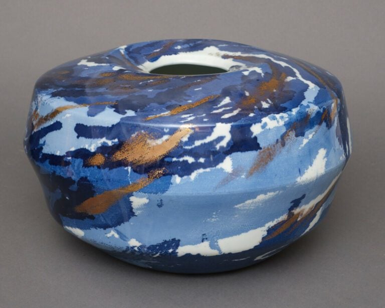 Grand vase globuleux en porcelaine de forme géométrique. Le vase a un motif de…