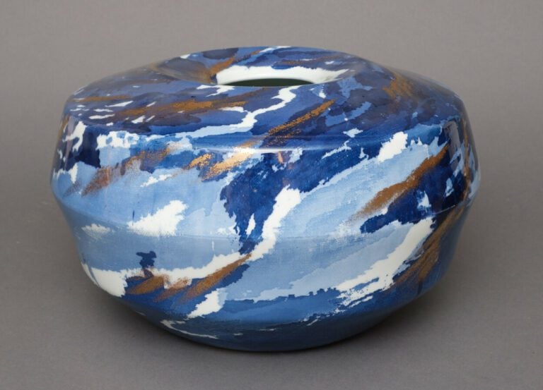 Grand vase globuleux en porcelaine de forme géométrique. Le vase a un motif de…