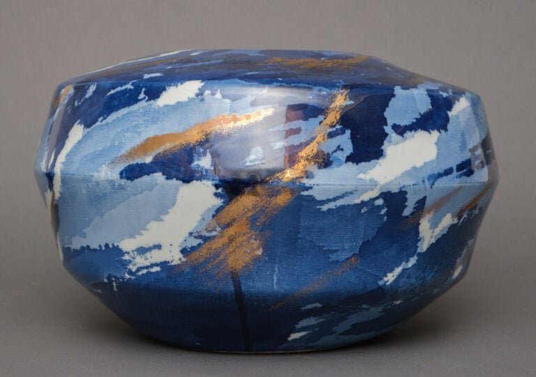 Grand vase globuleux en porcelaine de forme géométrique. Le vase a un motif de…