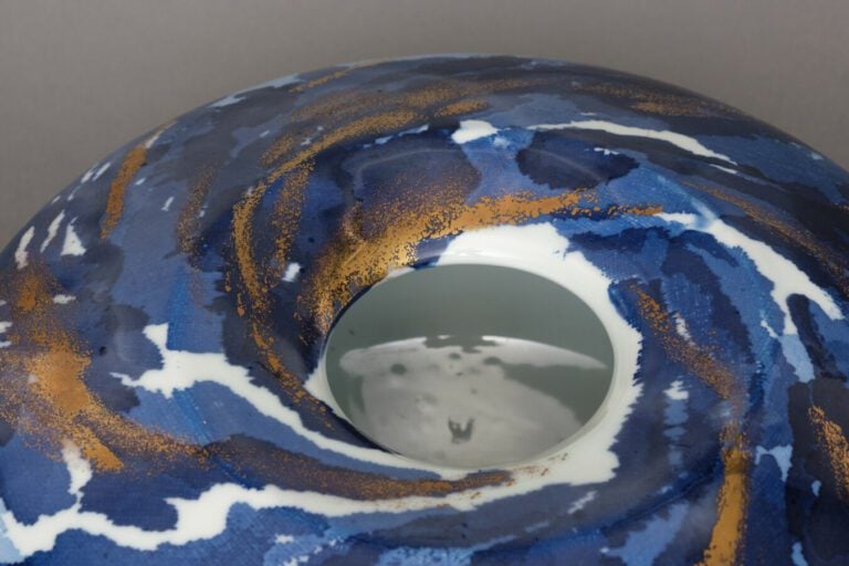 Grand vase globuleux en porcelaine de forme géométrique. Le vase a un motif de…