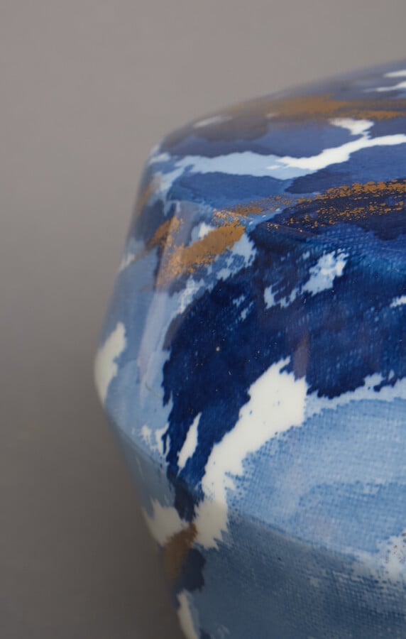 Grand vase globuleux en porcelaine de forme géométrique. Le vase a un motif de…