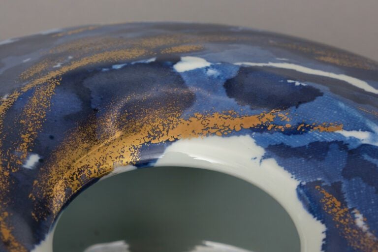 Grand vase globuleux en porcelaine de forme géométrique. Le vase a un motif de…