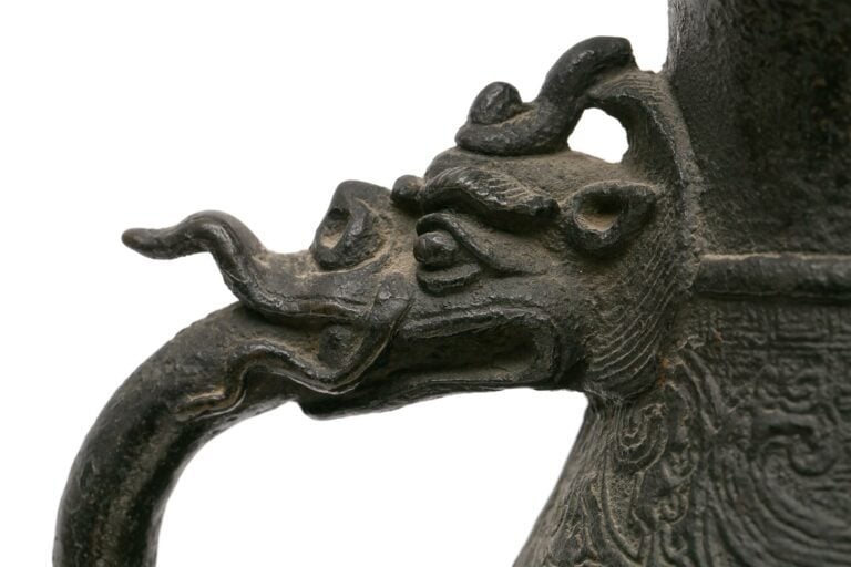 [.]GRAND VASE PIRIFORME EN BRONZE A PATINE BRUNE - Chine, Dynastie Yuan à Ming…