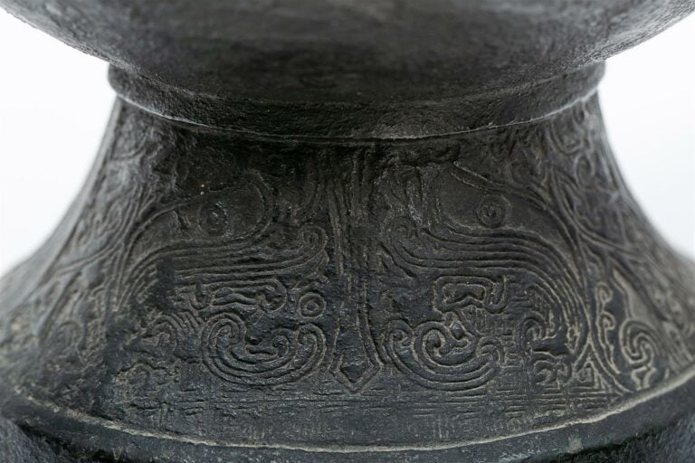 [.]GRAND VASE PIRIFORME EN BRONZE A PATINE BRUNE - Chine, Dynastie Yuan à Ming…