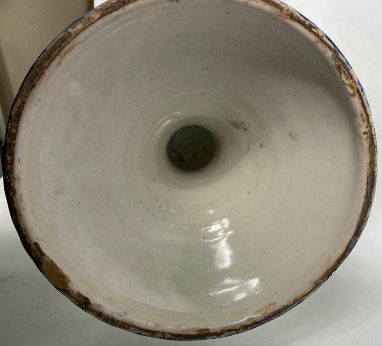 Grand vase sur piédouche en céramique en forme d'amphore à décor de scènes de b…