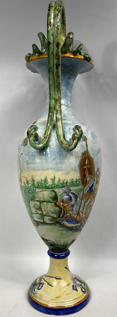 Grand vase sur piédouche en céramique en forme d'amphore à décor de scènes de b…
