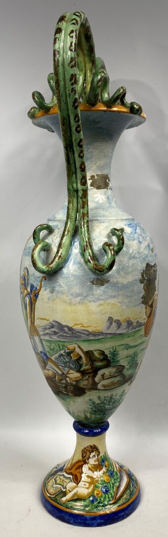 Grand vase sur piédouche en céramique en forme d'amphore à décor de scènes de b…