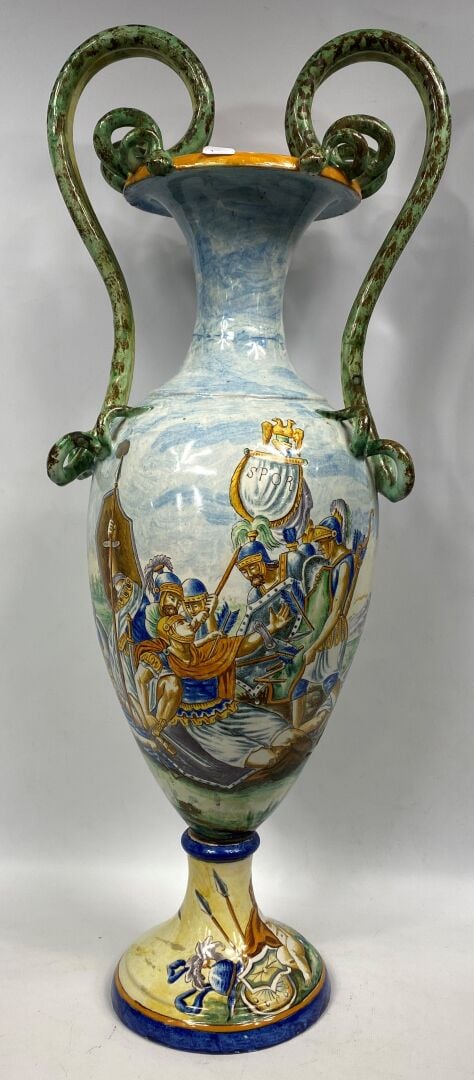 Grand vase sur piédouche en céramique en forme d'amphore à décor de scènes de b…