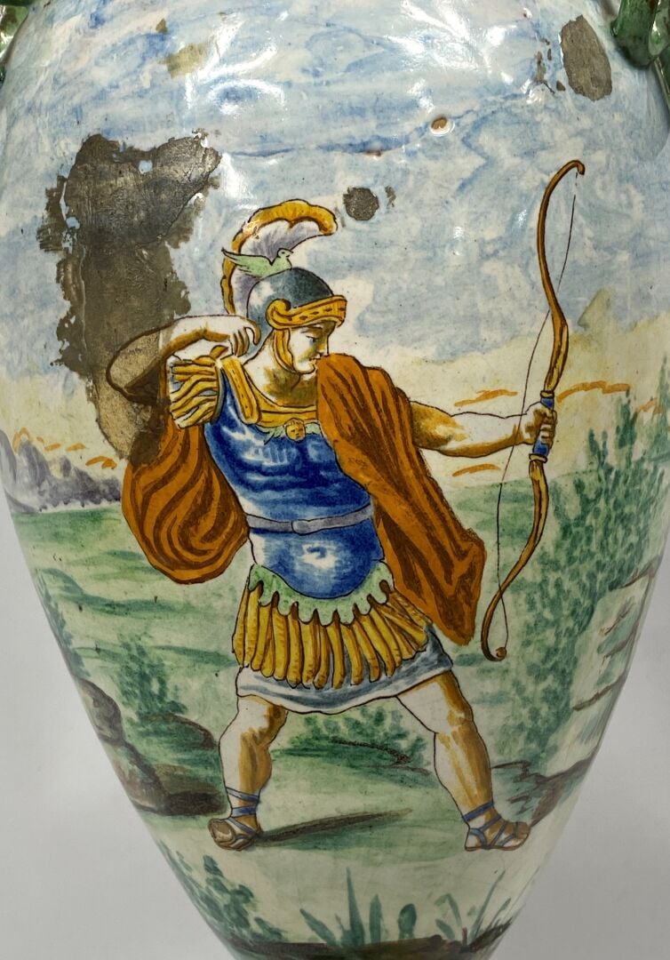 Grand vase sur piédouche en céramique en forme d'amphore à décor de scènes de b…