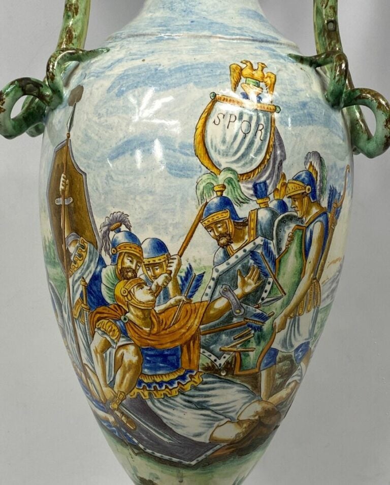 Grand vase sur piédouche en céramique en forme d'amphore à décor de scènes de b…