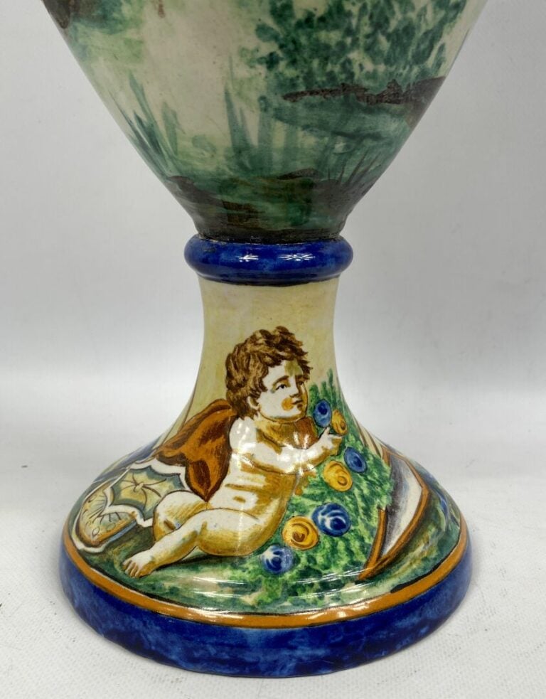 Grand vase sur piédouche en céramique en forme d'amphore à décor de scènes de b…