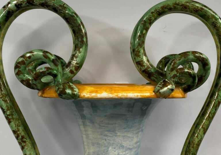 Grand vase sur piédouche en céramique en forme d'amphore à décor de scènes de b…