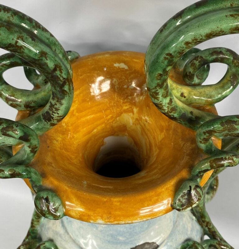 Grand vase sur piédouche en céramique en forme d'amphore à décor de scènes de b…