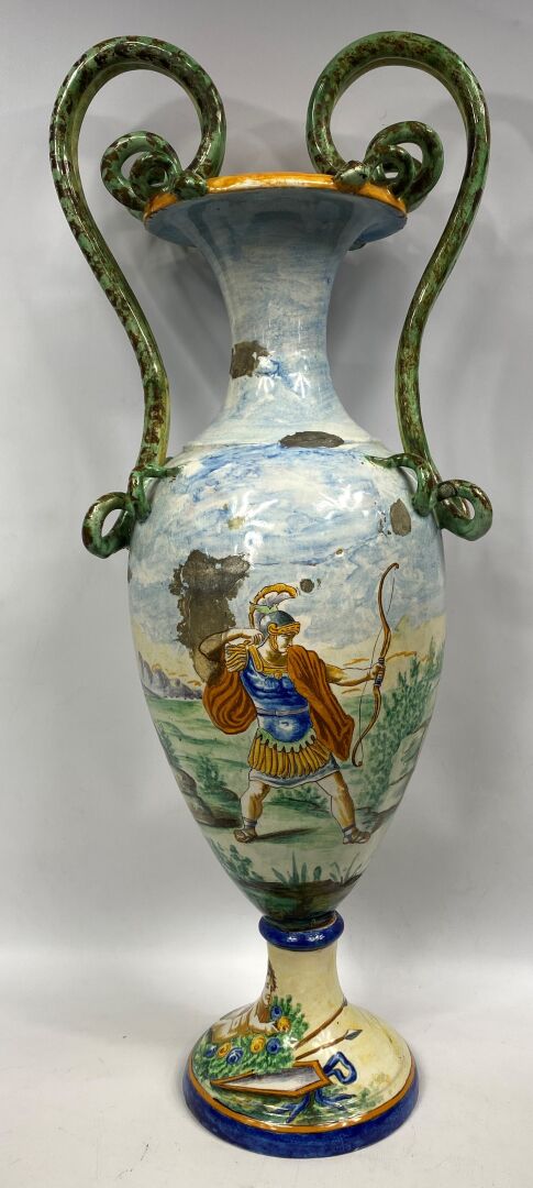 Grand vase sur piédouche en céramique en forme d'amphore à décor de scènes de b…