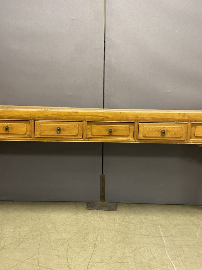 GRANDE CONSOLE EN BOIS DE PLACAGE DANS LE GOUT ASIATIQUE - De section rectangul…