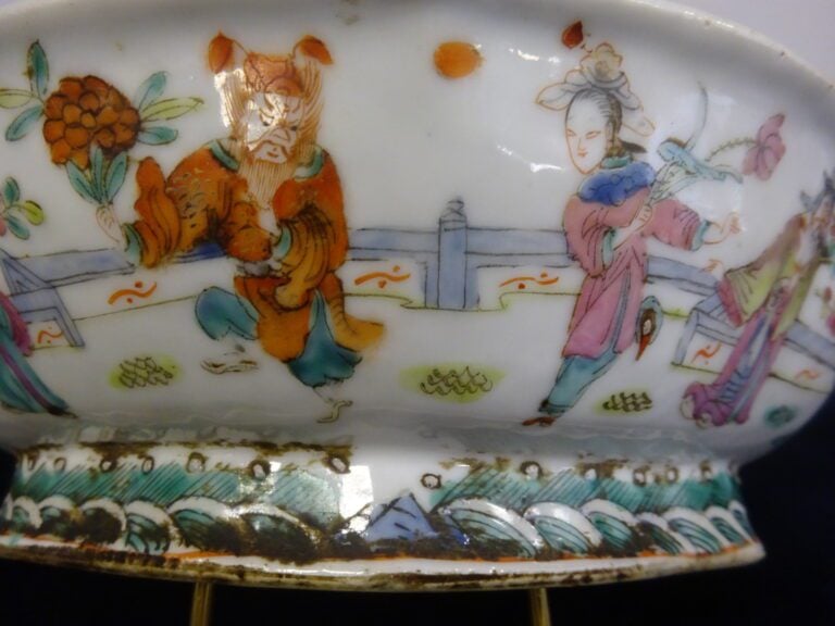 [-] GRANDE COUPE A OFFRANDES EN PORCELAINE A DECOR EMAILLE DE LA FAMILLE ROSE -…