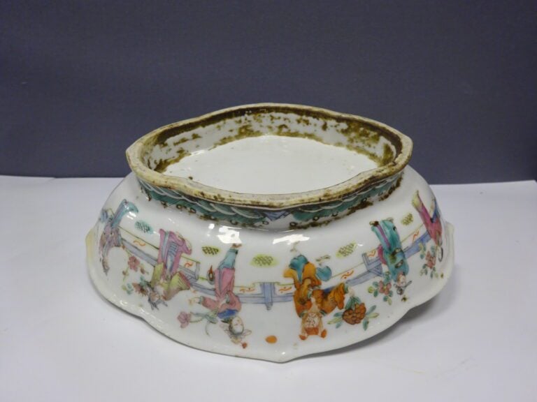 [-] GRANDE COUPE A OFFRANDES EN PORCELAINE A DECOR EMAILLE DE LA FAMILLE ROSE -…