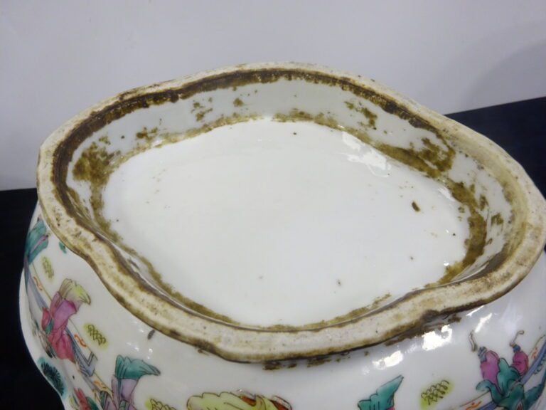 [-] GRANDE COUPE A OFFRANDES EN PORCELAINE A DECOR EMAILLE DE LA FAMILLE ROSE -…