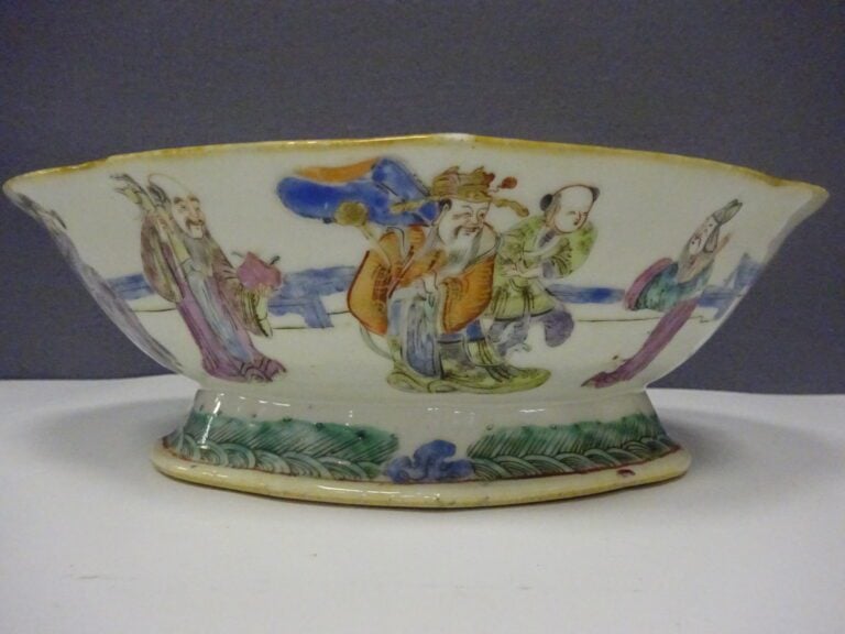 [-] GRANDE COUPE A OFFRANDES EN PORCELAINE A DECOR EMAILLE DE LA FAMILLE ROSE -…