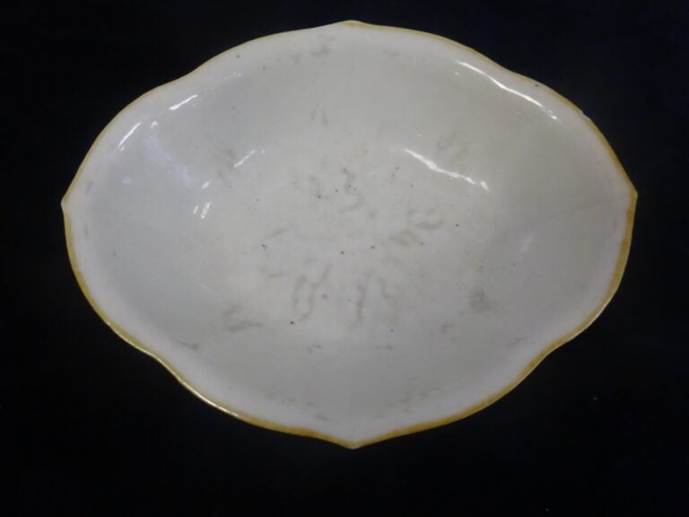 [-] GRANDE COUPE A OFFRANDES EN PORCELAINE A DECOR EMAILLE DE LA FAMILLE ROSE -…