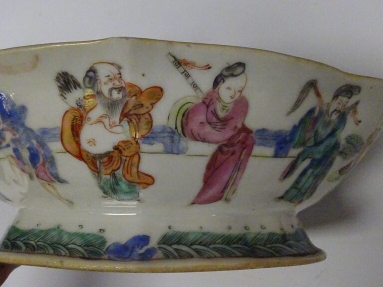 [-] GRANDE COUPE A OFFRANDES EN PORCELAINE A DECOR EMAILLE DE LA FAMILLE ROSE -…