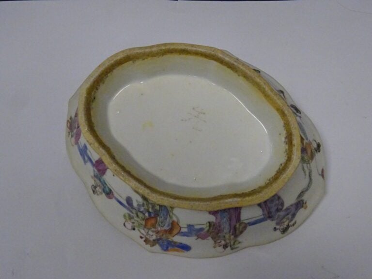 [-] GRANDE COUPE A OFFRANDES EN PORCELAINE A DECOR EMAILLE DE LA FAMILLE ROSE -…
