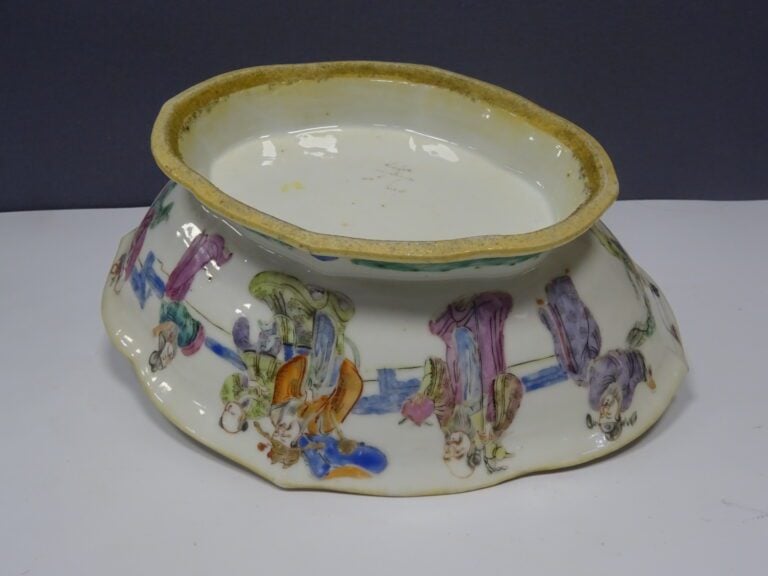 [-] GRANDE COUPE A OFFRANDES EN PORCELAINE A DECOR EMAILLE DE LA FAMILLE ROSE -…