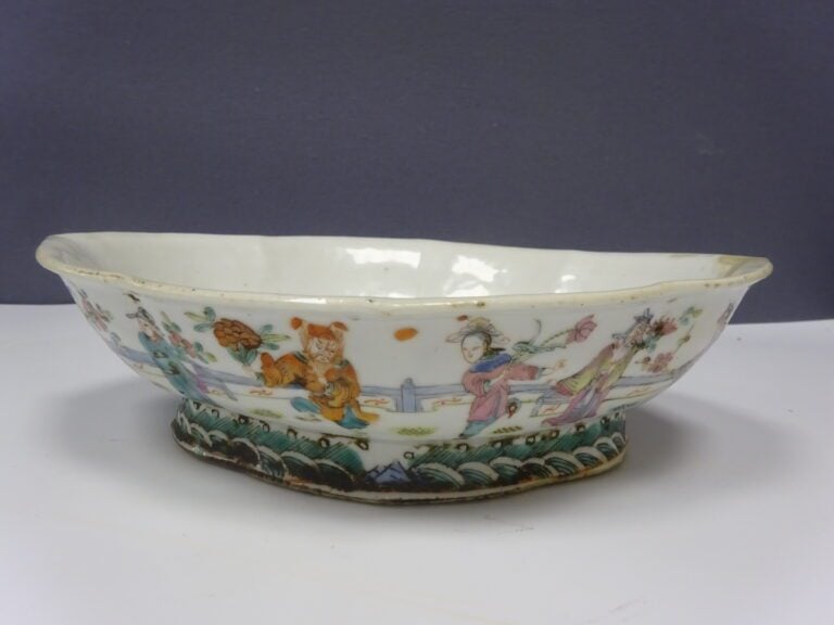 [-] GRANDE COUPE A OFFRANDES EN PORCELAINE A DECOR EMAILLE DE LA FAMILLE ROSE -…