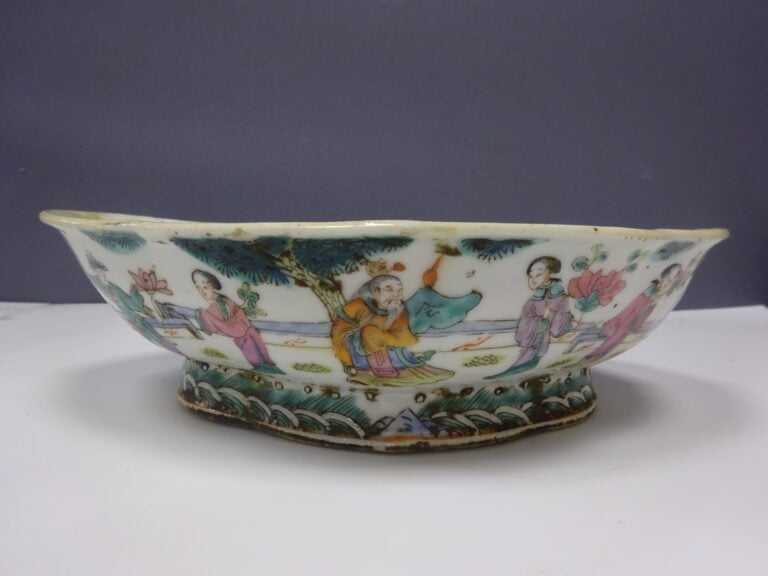 [-] GRANDE COUPE A OFFRANDES EN PORCELAINE A DECOR EMAILLE DE LA FAMILLE ROSE -…