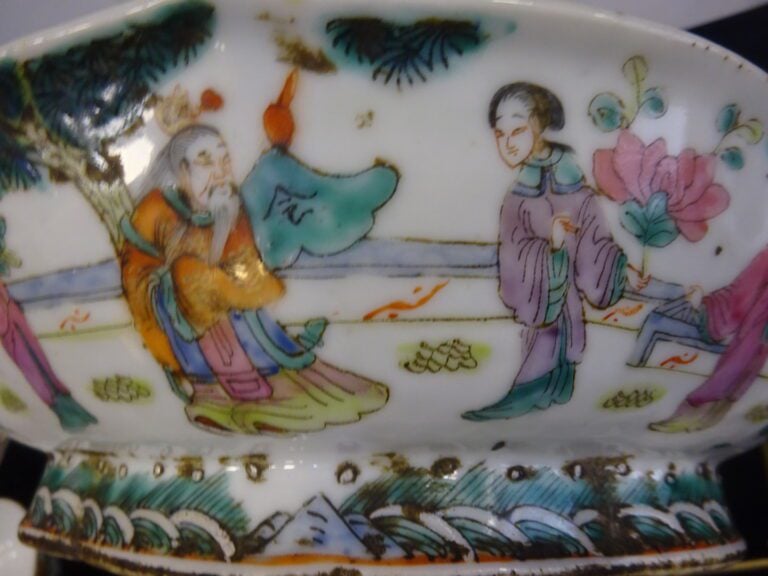 [-] GRANDE COUPE A OFFRANDES EN PORCELAINE A DECOR EMAILLE DE LA FAMILLE ROSE -…