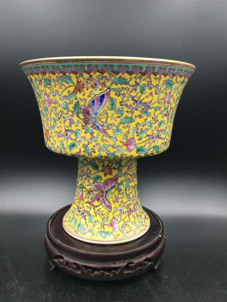 [/] GRANDE COUPE SUR PIED EN PORCELAINE A FOND JAUNE, TAZZA - Chine - A décor d…