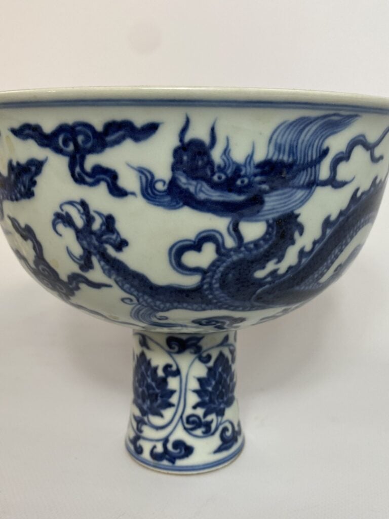 Grande coupe sur pied en porcelaine bleu blanc - Chine - A pied légèrement tron…