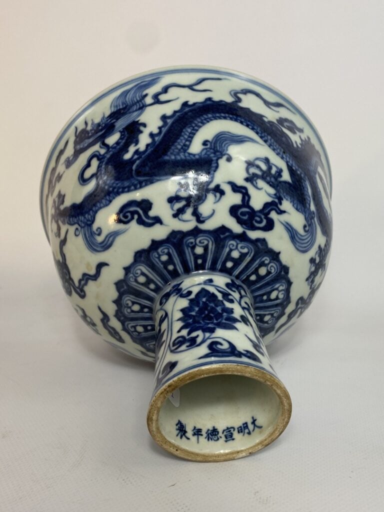 Grande coupe sur pied en porcelaine bleu blanc - Chine - A pied légèrement tron…