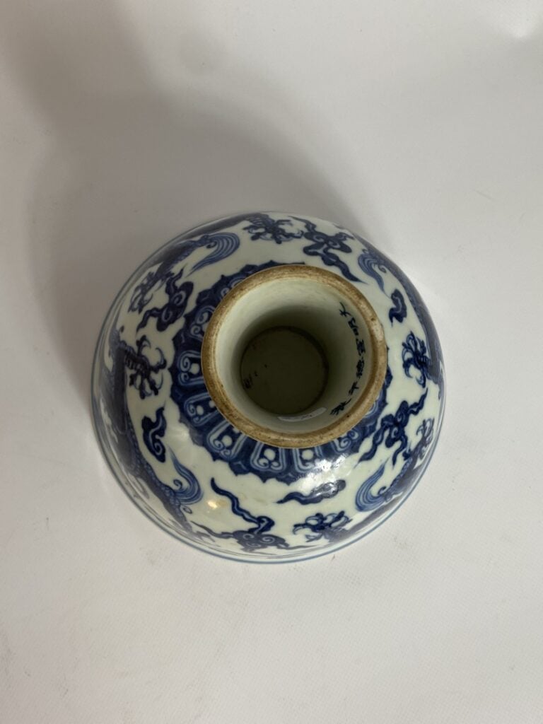 Grande coupe sur pied en porcelaine bleu blanc - Chine - A pied légèrement tron…