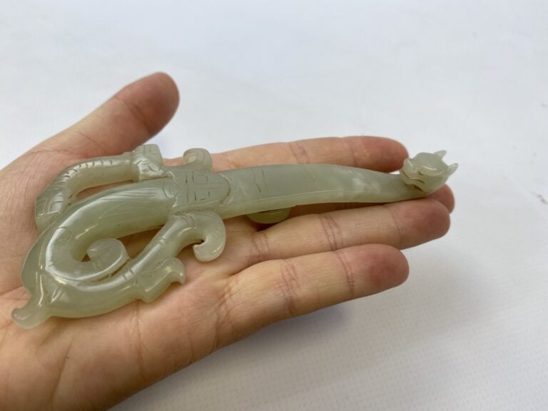 Grande fibule / boucle de ceinture en jade néphrite blanc - Chine - A profil ar…