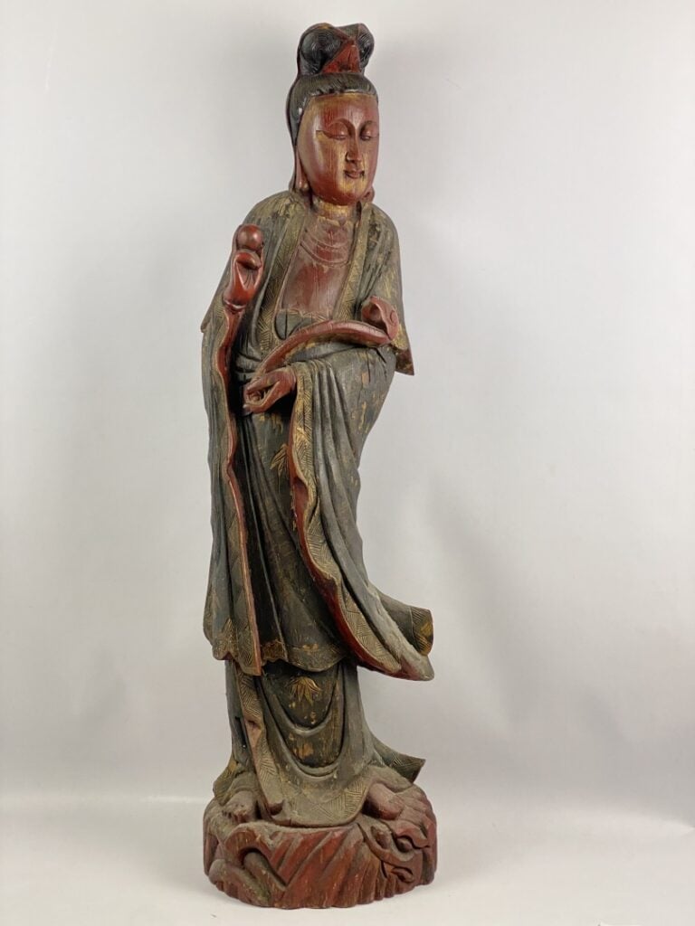 Grande Guanyin en bois laqué - Chine - Représentée debout, vêtue d'une longue r…
