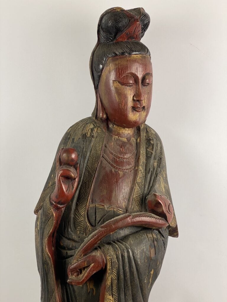 Grande Guanyin en bois laqué - Chine - Représentée debout, vêtue d'une longue r…