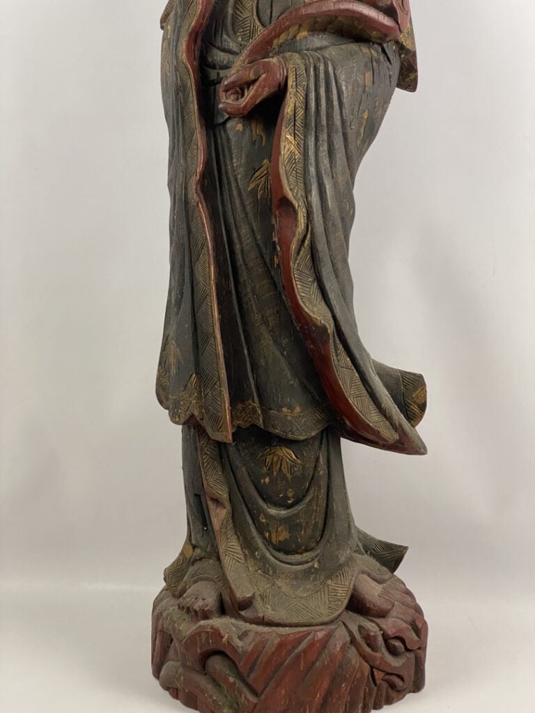 Grande Guanyin en bois laqué - Chine - Représentée debout, vêtue d'une longue r…