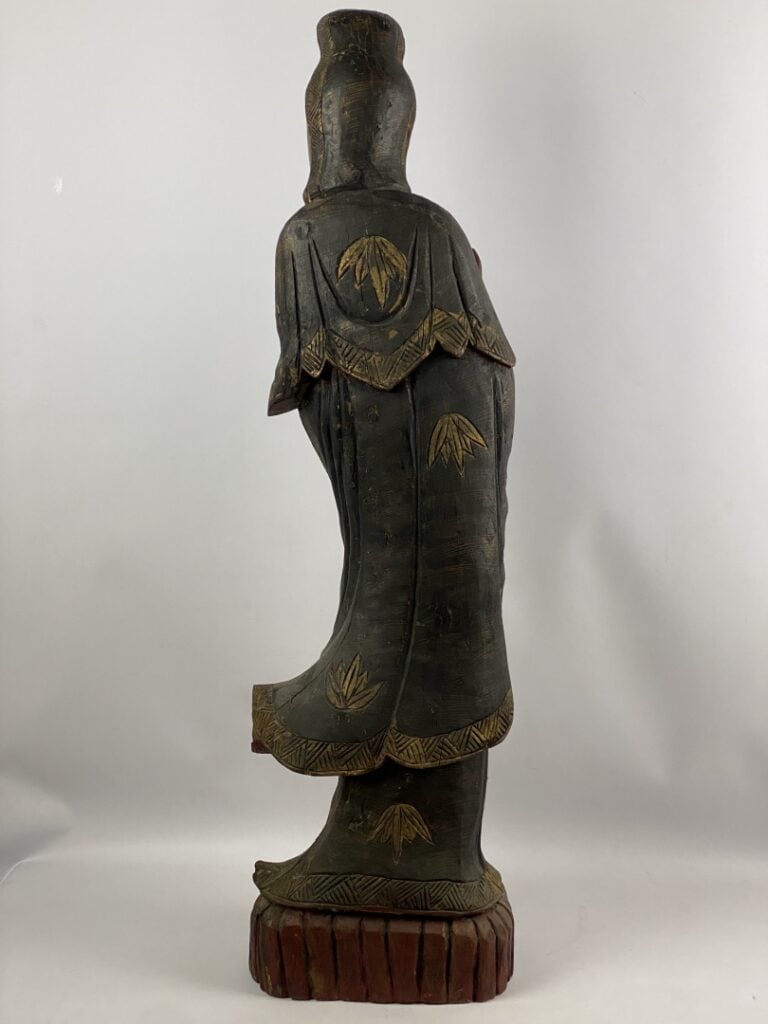 Grande Guanyin en bois laqué - Chine - Représentée debout, vêtue d'une longue r…