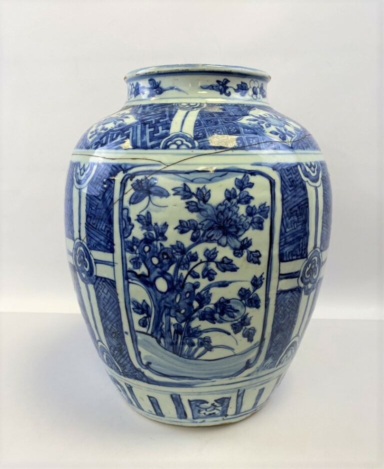 GRANDE JARRE EN PORCELAINE BLEU BLANC DANS LE STYLE KANGXI - Chine - Décor de f…