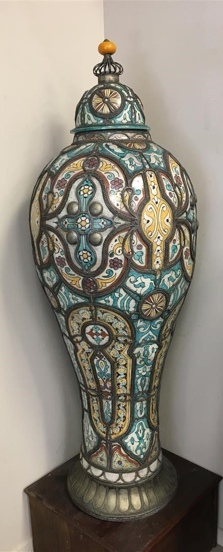 Grande paire de jarres couvertes en céramique polychrome de forme balustre à dé…