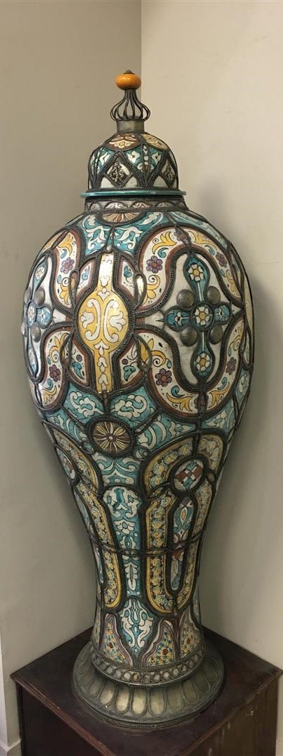 Grande paire de jarres couvertes en céramique polychrome de forme balustre à dé…