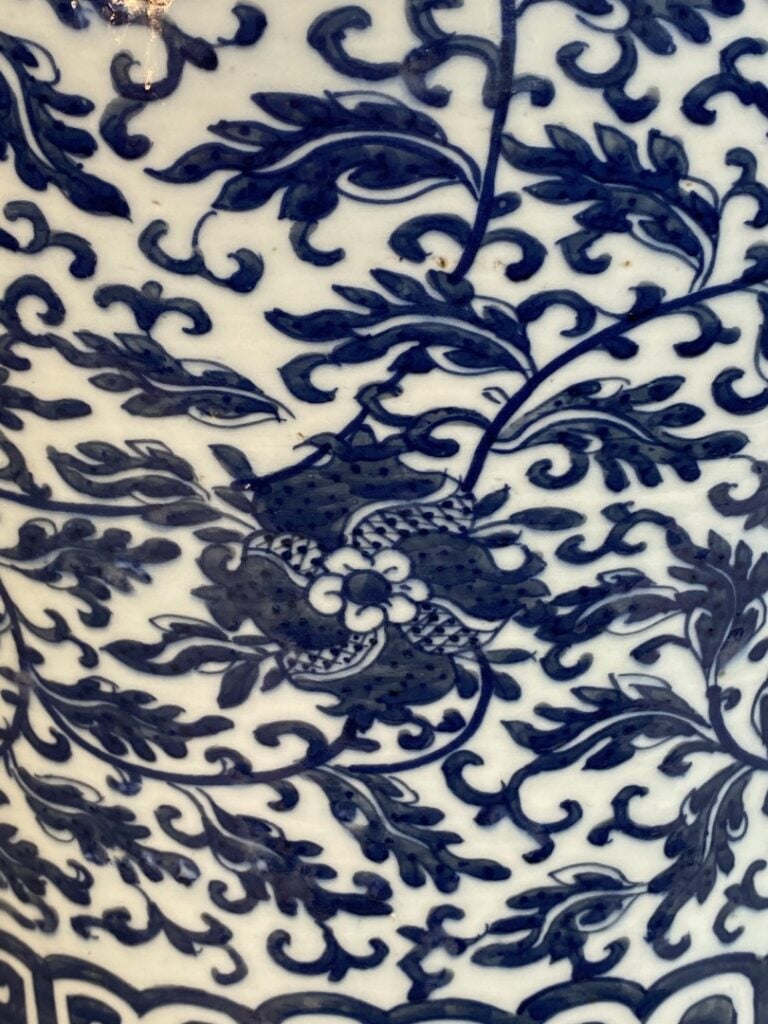 GRANDE POTICHE EN PORCELAINE BLEU BLANC - Chine - Potiche en porcelaine décorée…