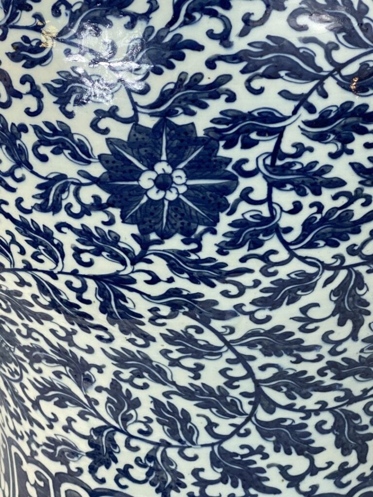 GRANDE POTICHE EN PORCELAINE BLEU BLANC - Chine - Potiche en porcelaine décorée…