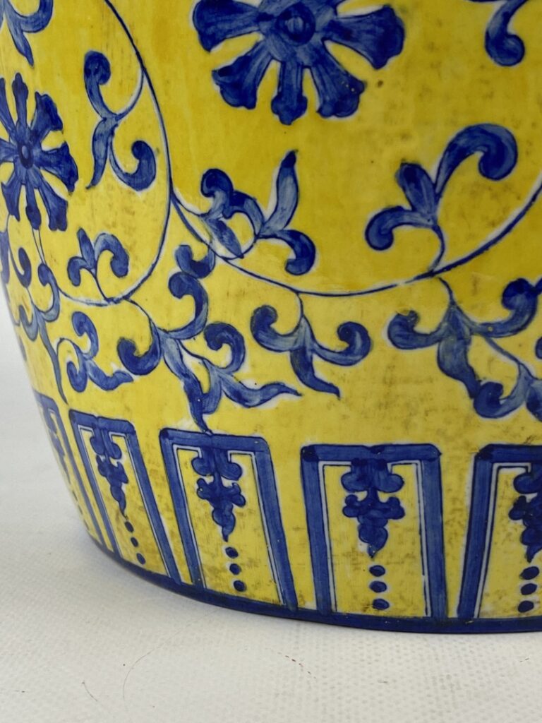 Grande potiche ovoïde couverte en céramique - Chine - A décor en bleu et blanc…