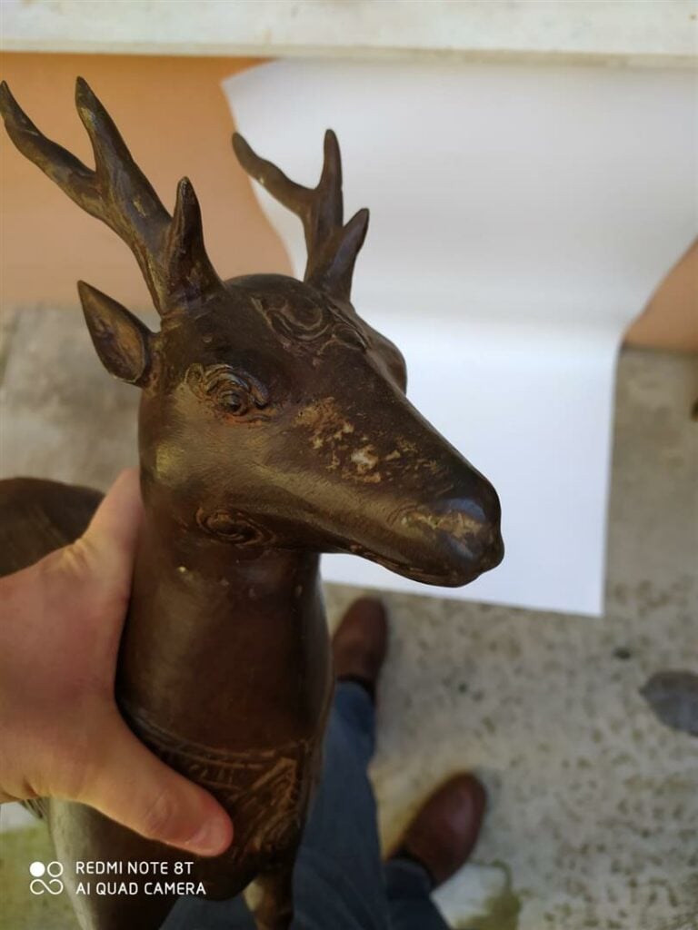 [/] GRANDE SCULPTURE DE CERF EN ALLIAGE CUIVREUX - Probablement Chine ou Tibet,…